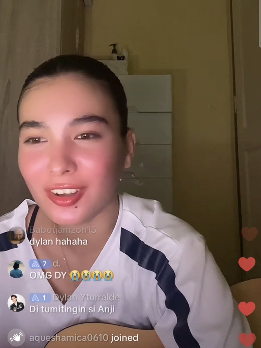 div_rkive's tweet image. dylan and div interaction thru anji&apos;s live HAHAHAHA 😭😭

I MISS YOU DY 🥹 Nata-touch parin ako na until now, natatandaan mo parin ako kahit i&apos;m not as active as before na sa mga ganap mo. Babawi ako 🥺 Lapit na rin birthday mo, i hope you&apos;ll be happier than last year 🩵…