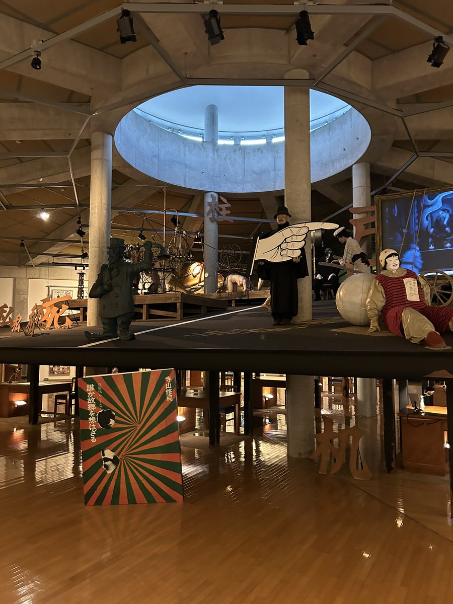 modera_to17's tweet image. 寺山修司記念館、机の引き出しを開けて懐中電灯で照らしながら見ていくっていう展示構成がヤバすぎ!!楽しい