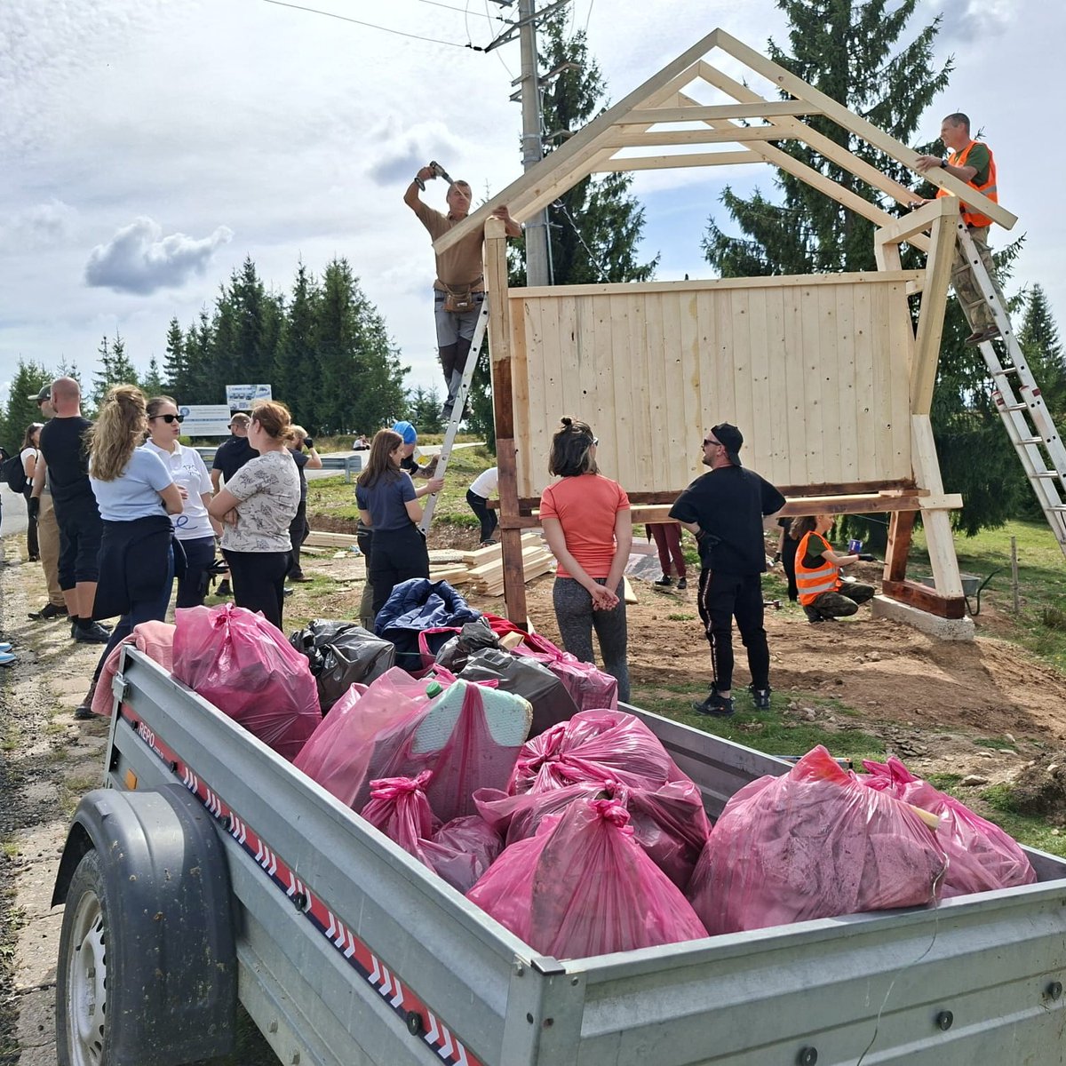 RNP_Romsilva's tweet photo. 80+ voluntari = un #Apuseni mai curat!
Am refăcut limita parcului, am reparat panoul de intrare și am strâns o remorcă de deșeuri. 💚 Mulțumim tuturor celor care au pus umărul – împreună facem diferența!
#ParculNaturalApuseni #Voluntariat #ProtejămNatura #EcoAction https://t.co/9ehekw4MHj