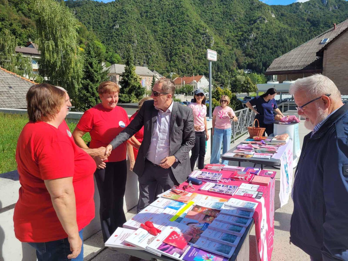 Svetovni dan varnosti pacientov 2025 v ZD #Radeče. V #ZOPS združujemo paciente vseh starostnih obdobij, zato izpostavljamo skrb za kakovost in varno zdravstveno oskrbo na celotni življenjski poti.
#VarniOdZačetka #worldpatientsafetyday2025 <a href="/MinZdravje/">Ministrstvo za zdravje</a> <a href="/vladaRS/">Vlada Republike Slovenije</a>