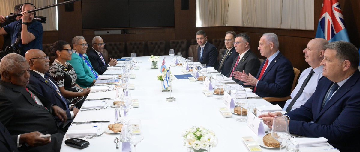 היום אירחתי בלשכתי את ראש ממשלת פיג׳י ושר החוץ סיטיבני רבוקה. 🇮🇱🇫🇯

הודיתי לו על התמיכה האיתנה של פיג׳י במדינת ישראל. שוחחנו על אתגרי האזור ועל דרכים להעמיק את שיתוף הפעולה בין המדינות.

בסיום הפגישה נמשיך יחד לטקס פתיחת שגרירות פיג׳י בירושלים, בירת ישראל הנצחית.