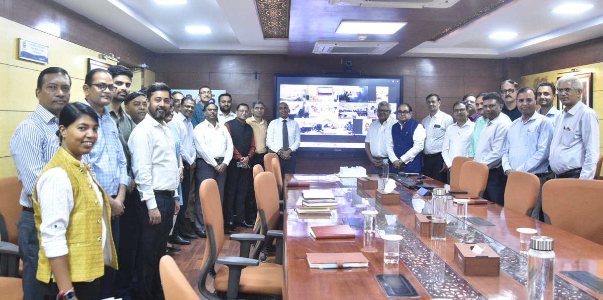 आज RSO में ड्राइवर्स डे (Driver’s day) मनाया गया, जिसमें सभी सप्लाई लोकेशनों के ड्राइवर VC के माध्यम से जुड़े।  इस अवसर पर ED&amp;SH, RSO ने ड्राइविंग सुरक्षा पर बल दिया तथा कठिन परिस्थितियों में भी डिलीवरी सुनिश्चित कर अर्थव्यवस्था को गति देने में ड्राइवरों के योगदान की सराहना की।