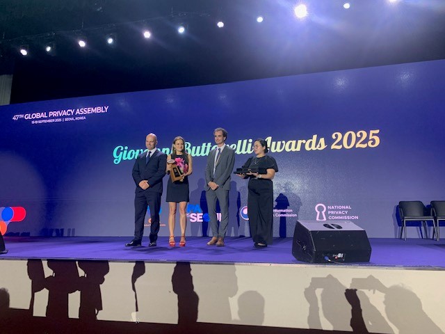 EU_EDPS's tweet photo. At the 47th Global Privacy Assembly, @W_Wiewiorowski presented the 5th #GiovanniButtarelli Award to @beanchorena, Head of @AAIPargentina 🇦🇷
A moving tribute to Giovanni’s legacy and a recognition of Beatriz’s leadership in #Convention108 & global data protection. https://t.co/6GVt4lgdtx