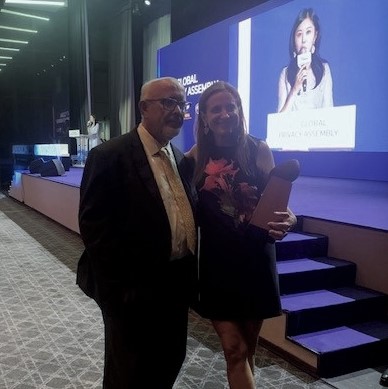 EU_EDPS's tweet photo. At the 47th Global Privacy Assembly, @W_Wiewiorowski presented the 5th #GiovanniButtarelli Award to @beanchorena, Head of @AAIPargentina 🇦🇷
A moving tribute to Giovanni’s legacy and a recognition of Beatriz’s leadership in #Convention108 & global data protection. https://t.co/6GVt4lgdtx