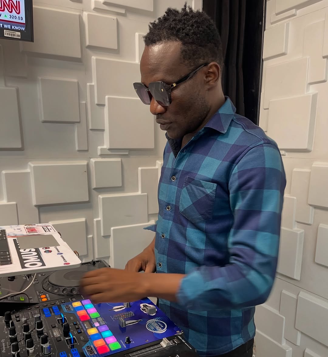 HomeboyzRadio's tweet photo. Turn up your midweek energy with Demakufu ๐ถ๐ฅ Lock in from 10PM and let the vibes carry you through the night!
#MtaaniHBR #RequestWednesday #HomeboyzRadio https://t.co/aitqi3BrRA