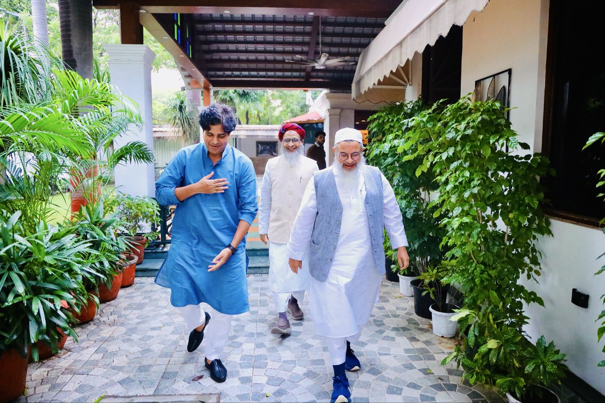 ShayarImran's tweet photo. छोटी सी दावत पर हमारे बुज़ुर्ग, 
मौलाना हज़रत महमूद मदनी साहब आज घर पर तशरीफ़ लाये तो उनसे तमाम समाजी मुद्दों पर लम्बी गुफ़्तगू हुई।
अपने बुज़ुर्गो के पास बैठकर उनसे दुआयें हासिल करना हमारी सबसे बड़ी ख़ुशनसीबी होती है। https://t.co/A6AilShVbP