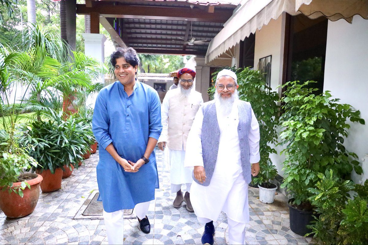 ShayarImran's tweet photo. छोटी सी दावत पर हमारे बुज़ुर्ग, 
मौलाना हज़रत महमूद मदनी साहब आज घर पर तशरीफ़ लाये तो उनसे तमाम समाजी मुद्दों पर लम्बी गुफ़्तगू हुई।
अपने बुज़ुर्गो के पास बैठकर उनसे दुआयें हासिल करना हमारी सबसे बड़ी ख़ुशनसीबी होती है। https://t.co/A6AilShVbP