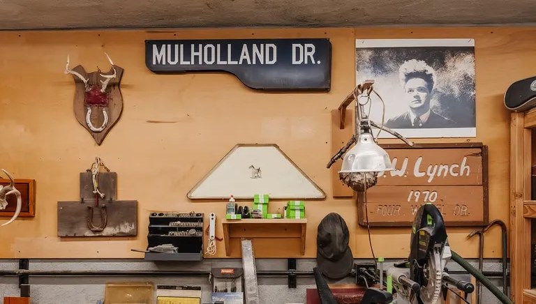 magnusmagazin's tweet image. Ünlü yönetmen David Lynch'in Hollywood Hills'teki evi satışa çıktı. Orta Çağ modern mimarisiyle dikkat çeken malikane, yönetmenin sinematik dünyasını yansıtıyor.
#DavidLynch #HollywoodHills #Mimar