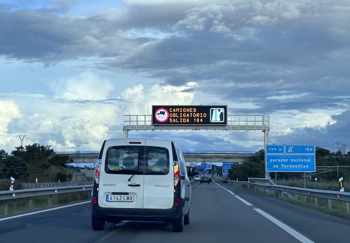 📢 Fenadismer denuncia sanciones indiscriminadas de la DGT en días de restricciones: cámaras automáticas multan incluso a los camiones exceptuados.

👉 Más info: fenadismerencarretera.com/la-dgt-sancion…

#Transporte #Fenadismer #DGT #Restricciones