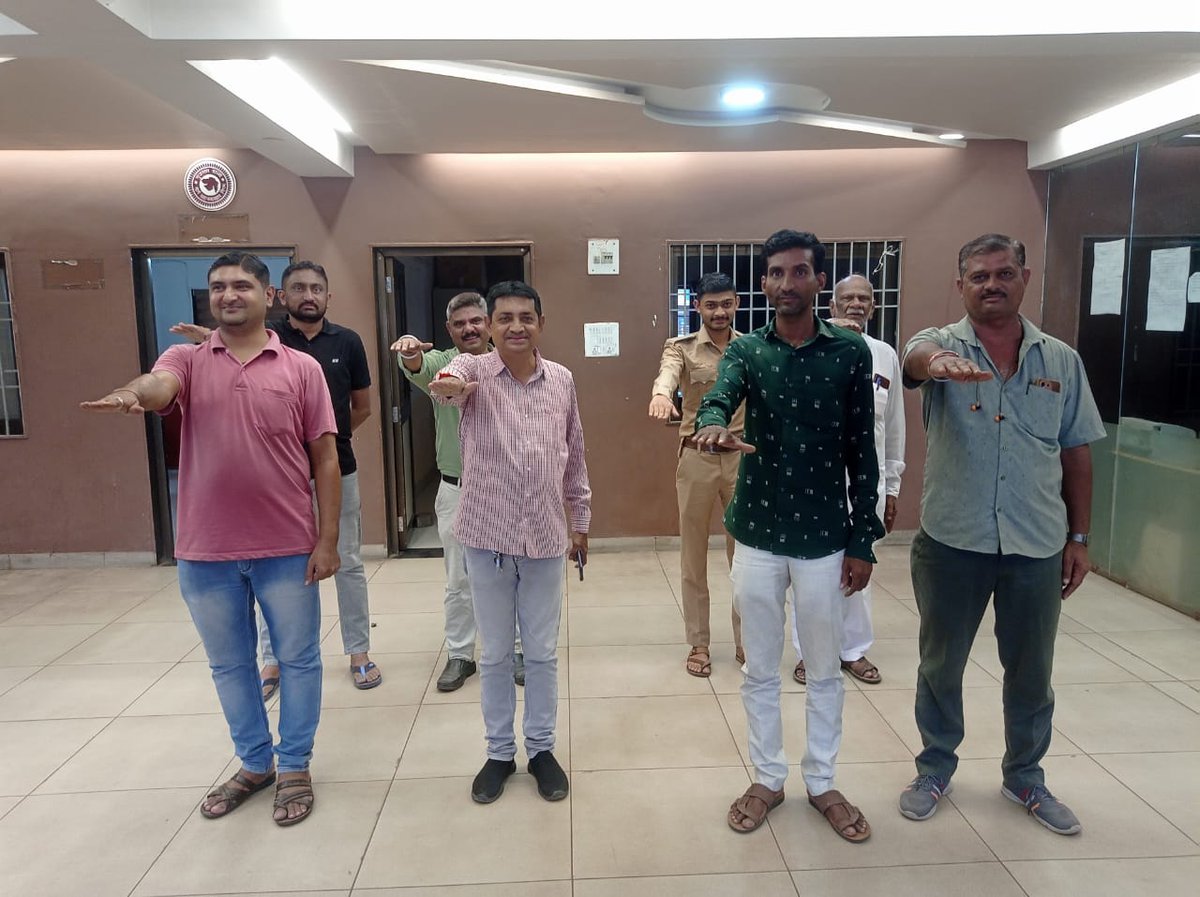 DmBhavnagar's tweet photo. Today, on 17.09.25, in celebration of the birthday of the Honorable Prime Minister, chocolates were distributed to students and young children at the Bhavnagar bus stand. Also, a cleanliness drive was organized to celebrate the Swachhta Seva and a pledge of cleanliness was taken. https://t.co/ntTlk5Z8VV