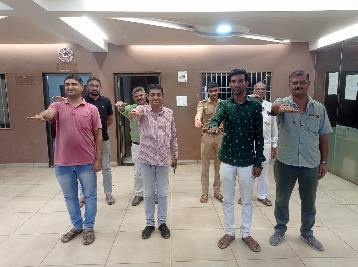 DmBhavnagar's tweet photo. Today, on 17.09.25, in celebration of the birthday of the Honorable Prime Minister, chocolates were distributed to students and young children at the Bhavnagar bus stand. Also, a cleanliness drive was organized to celebrate the Swachhta Seva and a pledge of cleanliness was taken. https://t.co/ntTlk5Z8VV