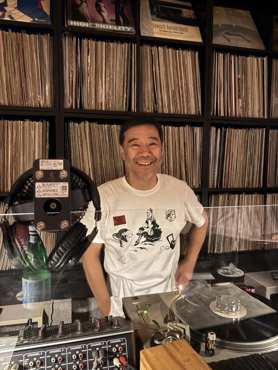 4deadmonks's tweet image. DJも佳境で笑顔の平間至さん。

#moderno
#平間至