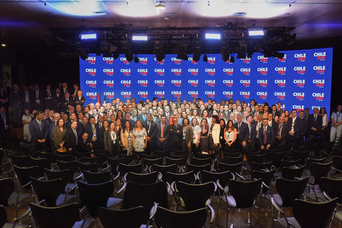 nico_grau's tweet photo. Finalicé mi participación en #ChileDay Madrid y Londres, donde expuse sobre el compromiso fiscal de Chile, la transición energética y las oportunidades de inversión. Sostuvimos valiosas reuniones con autoridades e inversionistas que confían en nuestro país. https://t.co/LaI4oZ70Me