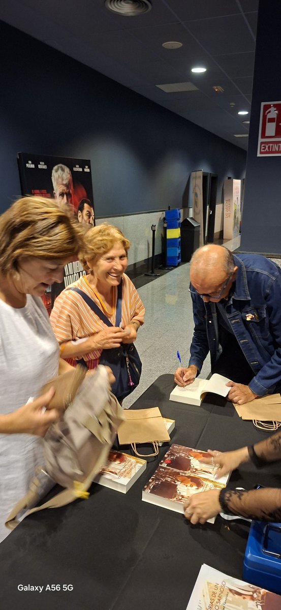 Y qué contentos de que los 22 ejemplares que llevó <a href="/LetrasLibrera/">Librería Letras</a> en la visita de <a href="/GerardoQuietMan/">Gerardo Sánchez 🎬</a> a nuestro Cineclub se vendieran como churros🤗

Los cinéfilos siempre han sido grandes cómplices de la literatura🥰

#MemoriasDeUnCinefiloSarnoso