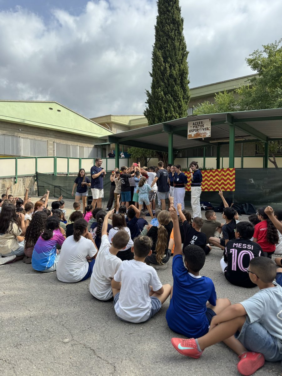 XiquetsSerrallo's tweet photo. 📌Avui hem anat a l’@escolaspsp en el marc de l’activitat 'Santa Tecla a les escoles'. 

Alumnes d'infantil i primària han après algunes de les tècniques castelleres i les han posat en pràctica! Enhorabona nois i noies! El món casteller us espera!💙👏🏼💥

#castells #SantaTecla2025 https://t.co/mLKWcVFJY1