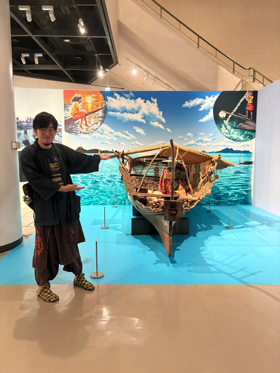 OT_1031's tweet photo. 民博の特別展「舟と人類」
今日で開展から2週間？と言うことで、
私は展示フロアではバジャウの家舟の巨大壁画とパネル、
また来場者に配られるリーフレットのイラストと漫画を制作しました！

壁絵は大体3m×5mのとんでもないでかさなのでぜひ現地で！

#国立民族学博物館
#みんぱく
#特別展
#舟と人類 https://t.co/irEBOwY358