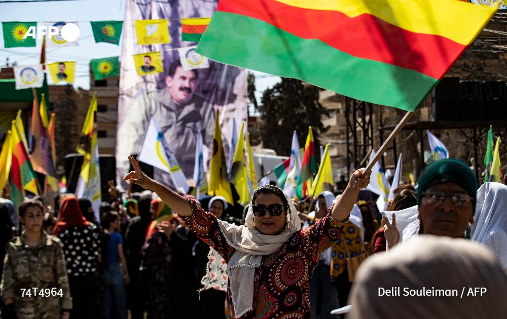 تظاهر الآلاف الأربعاء في وسط مدينة #القامشلي في شمال شرق #سوريا، مجددين مطلبهم باللامركزية وتمسكهم بالإدارة الذاتية الكردية، وسط تعثّر المفاوضات مع دمشق حول مستقبل هذه المنطقة.

u.afp.com/SPXW #فرانس_برس

📸 <a href="/Delilsouleman/">Delil souleiman</a>