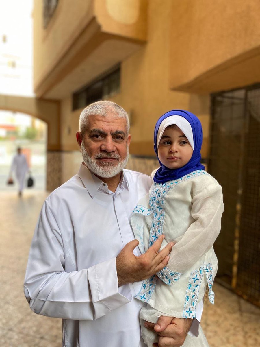 سلطانة شهيدة
قبل سنة ذرفت سلطانة الدموع على استشهاد أبيها روحي مشتهى، القائد في حركة حماس
سلطانة جاءت لأبيها بعد تحرره من السجون الإسرائيلية بخمس سنوات
وكان روحي مشتهي قد قضى في سجون إسرائيل 23 سنة ميلادية
والشاهد أن زوجته العروسة انتظرته 23 سنة، لتلد له سلطانه بعد خمس سنوات من