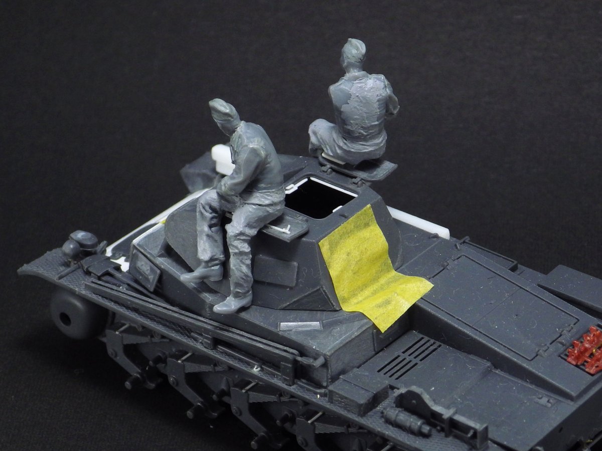 タミヤ 1/48 2号戦車A-C型
改造元の腕を肘の辺りで切れ目を入れて伸ばしたり、付け根を削ったりして接着して隙間をエポパテで整形
手首は後で整形して調整しよう