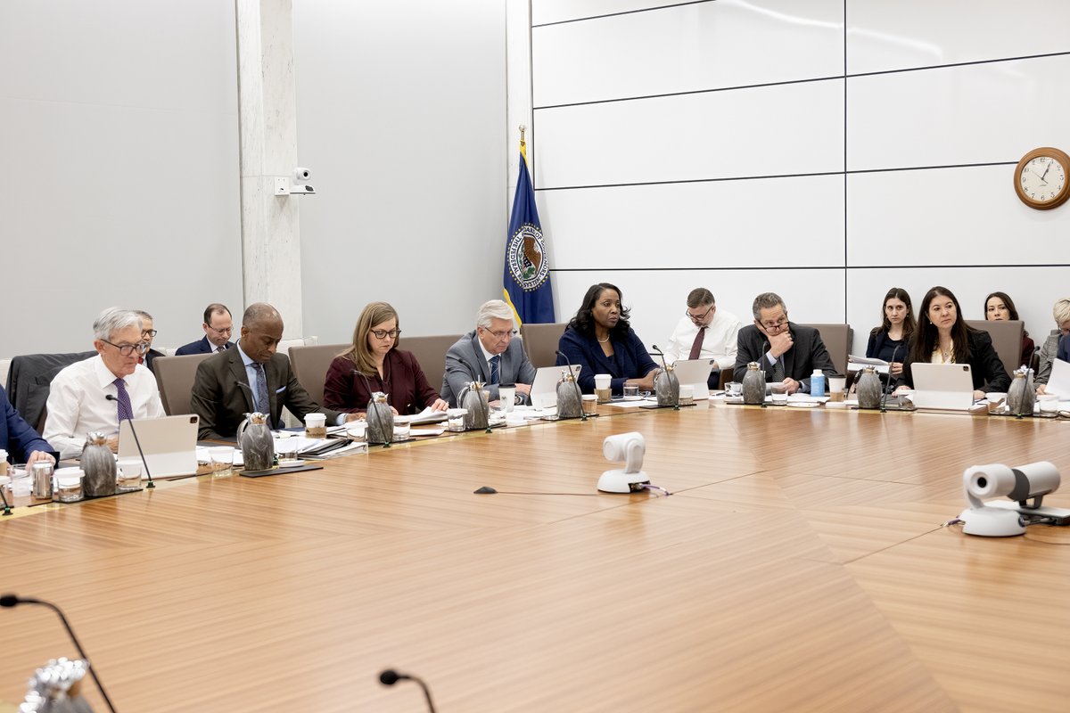 How can we make the richer even richer?
Oh yea, let's cut rates.