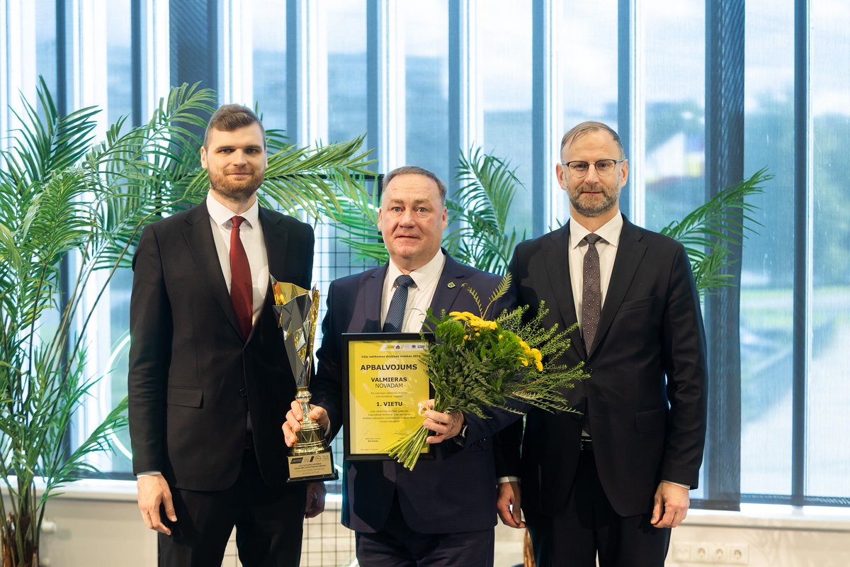 Sat_Min's tweet photo. Sveicam “Ceļu satiksmes drošības indekss 2024” uzvarētājus! Par drošākajām valstspilsētām tika atzītas @Ventspilslv, @RezeknesPilseta un @liepajalv! Un par drošākajiem novadiem kļuva @Valmierasnovads, @Valkas_novads un @jelgavasnovads. Uzzini vairāk: https://t.co/RoaUzxMGbf https://t.co/2paQVcHNCd