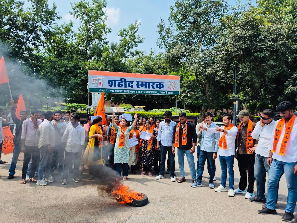 abvpchittor's tweet photo. अभाविप कोटा महानगर द्वारा  मुगलिया विचारधारा वाली मोहनलाल सुखाड़िया विश्वविद्यालय की कुलगुरु प्रो. सुनीता मिश्रा द्वारा आक्रांता अकबर को महान व औरंगजेब को कुशल शासक बताने वाले बयान के विरोध में प्रदर्शन कर राज्यपाल के नाम जिला कलेक्टर महोदय को ज्ञापन सोपा

#BoycottVC https://t.co/Oqb9wgPidE