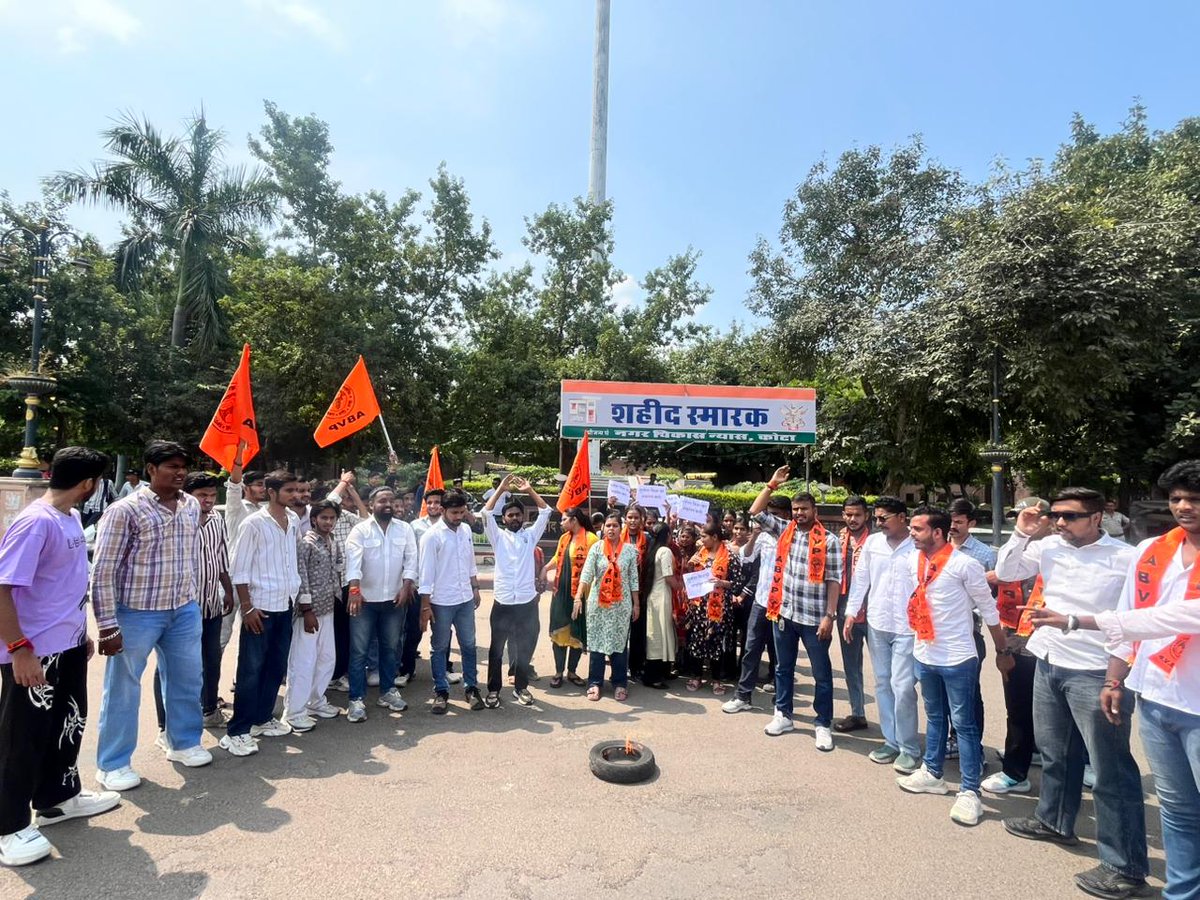abvpchittor's tweet photo. अभाविप कोटा महानगर द्वारा  मुगलिया विचारधारा वाली मोहनलाल सुखाड़िया विश्वविद्यालय की कुलगुरु प्रो. सुनीता मिश्रा द्वारा आक्रांता अकबर को महान व औरंगजेब को कुशल शासक बताने वाले बयान के विरोध में प्रदर्शन कर राज्यपाल के नाम जिला कलेक्टर महोदय को ज्ञापन सोपा

#BoycottVC https://t.co/Oqb9wgPidE