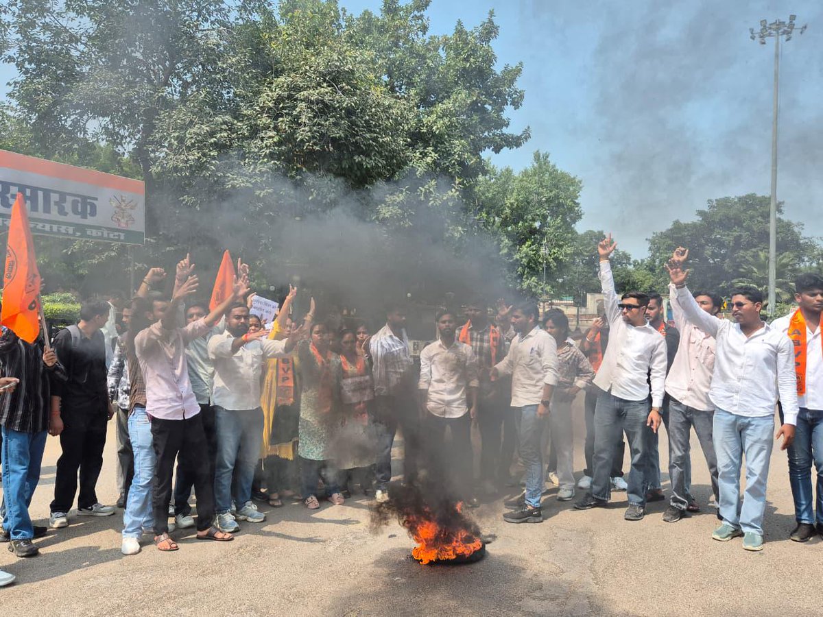 abvpchittor's tweet photo. अभाविप कोटा महानगर द्वारा  मुगलिया विचारधारा वाली मोहनलाल सुखाड़िया विश्वविद्यालय की कुलगुरु प्रो. सुनीता मिश्रा द्वारा आक्रांता अकबर को महान व औरंगजेब को कुशल शासक बताने वाले बयान के विरोध में प्रदर्शन कर राज्यपाल के नाम जिला कलेक्टर महोदय को ज्ञापन सोपा

#BoycottVC https://t.co/Oqb9wgPidE