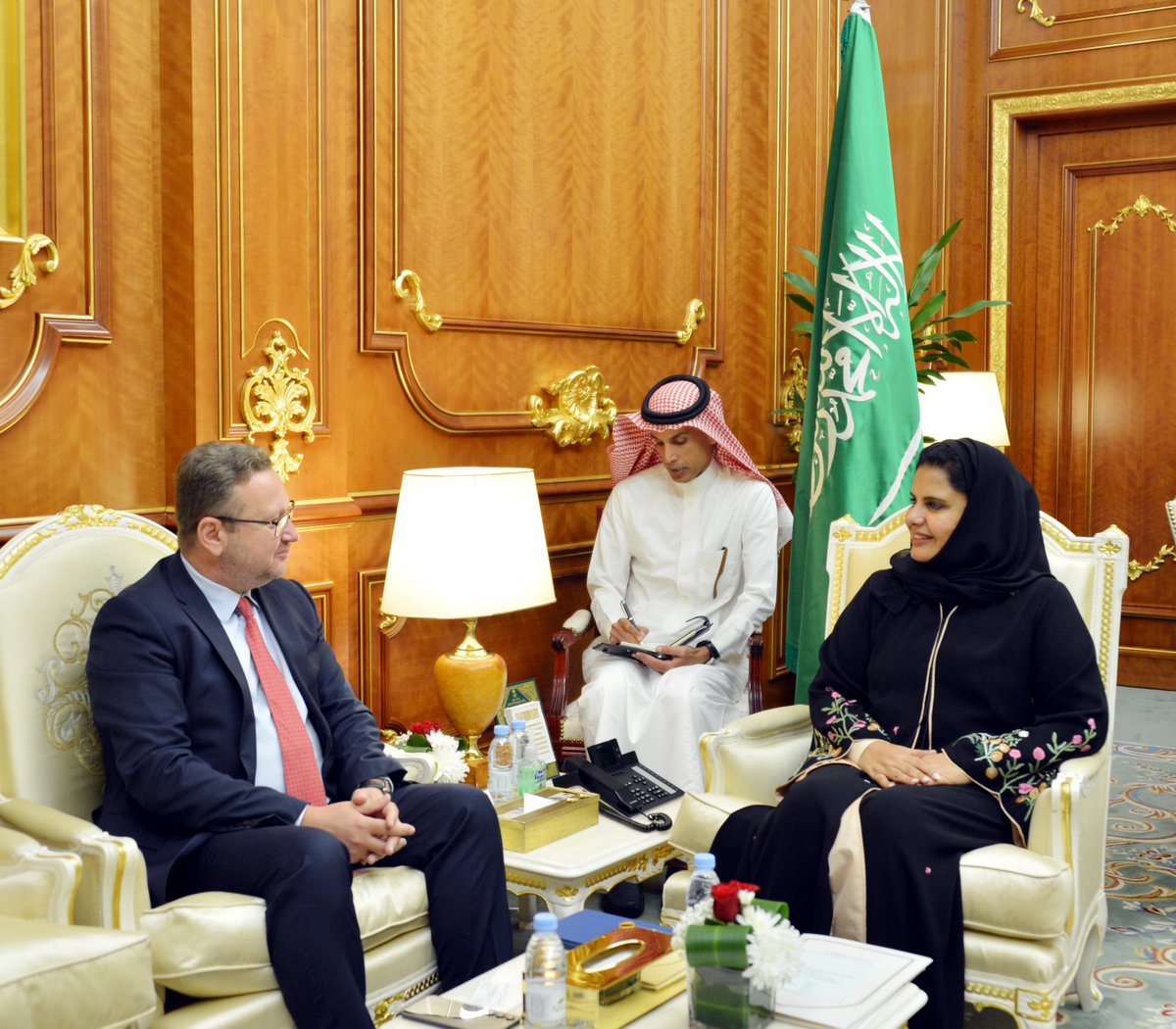 ShuraCouncil_SA's tweet photo. معالي مساعد رئيس #مجلس_الشورى الدكتورة حنان بنت عبدالرحيم الأحمدي، تلتقي في مقر المجلس اليوم، سعادة سفير جمهورية رومانيا لدى المملكة السيد سيباستيان ميتراكي. https://t.co/Z3aS7FRDiZ