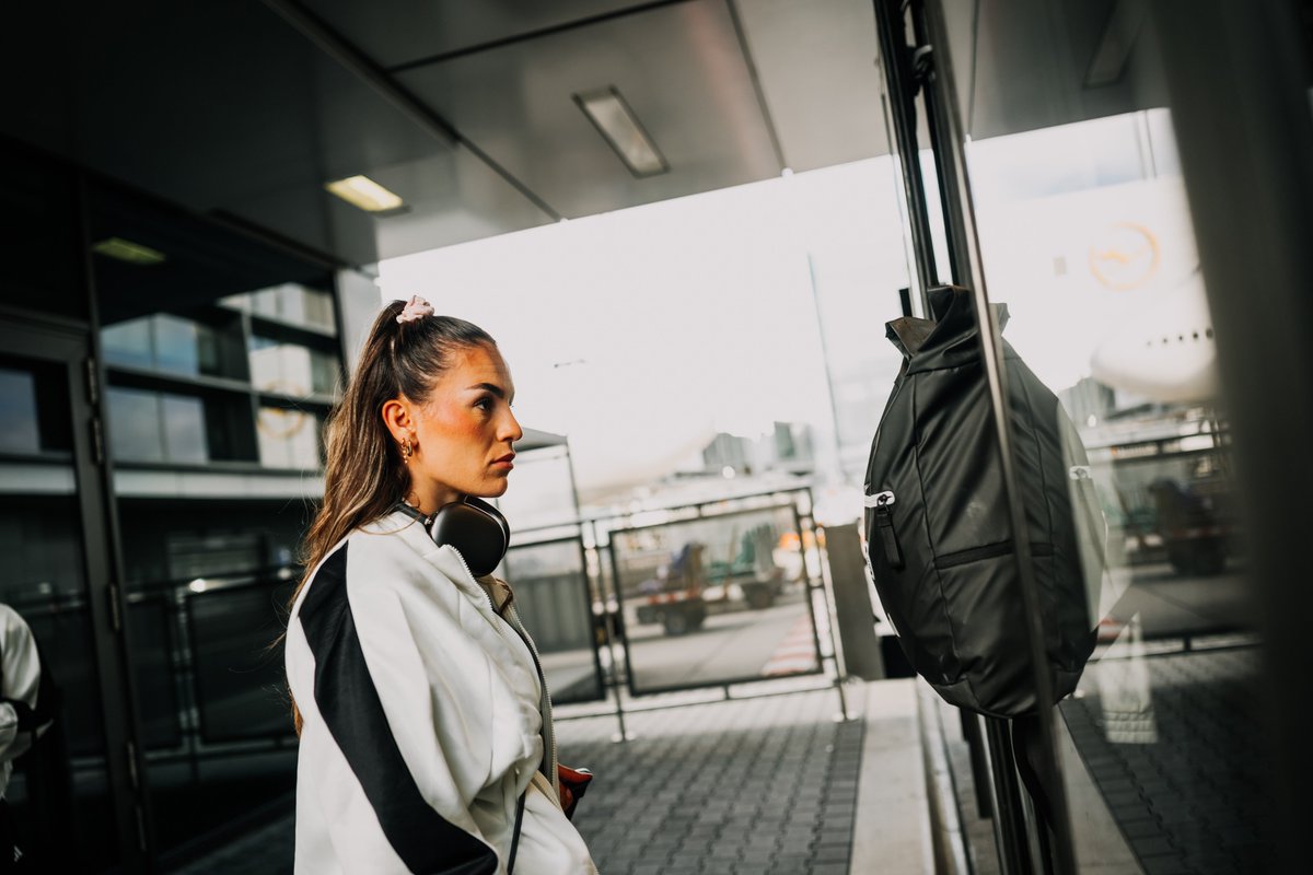 EintrachtFrauen's tweet photo. Angekommen 🛬☀️

Laune stimmt, Wetter stimmt. Das Abschlusstraining rückt näher ⏳

#SGE #EintrachtFrauen #RMASGE https://t.co/bDFKE5laHS