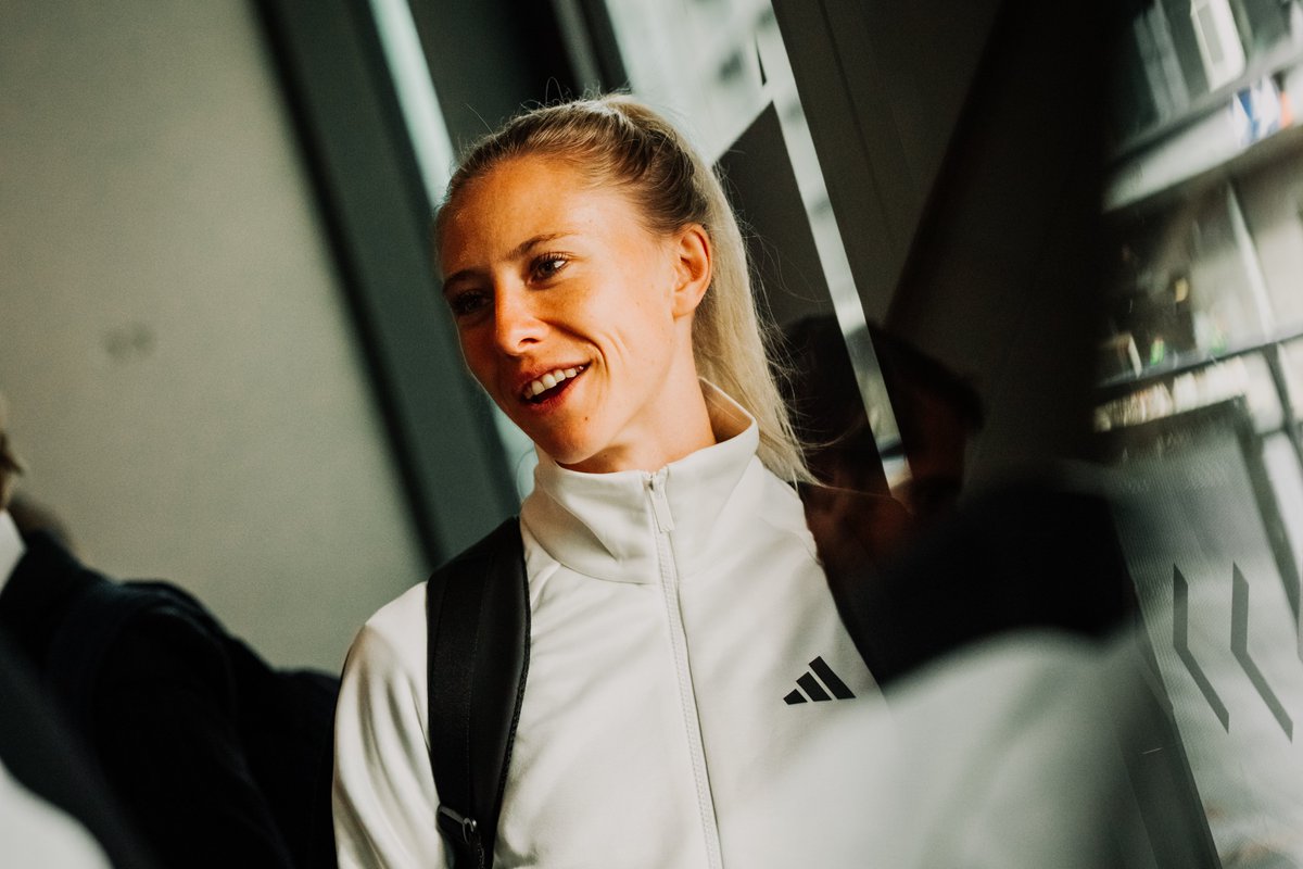 EintrachtFrauen's tweet photo. Angekommen 🛬☀️

Laune stimmt, Wetter stimmt. Das Abschlusstraining rückt näher ⏳

#SGE #EintrachtFrauen #RMASGE https://t.co/bDFKE5laHS