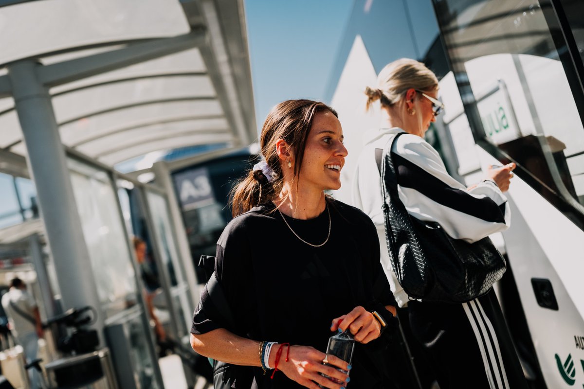 EintrachtFrauen's tweet photo. Angekommen 🛬☀️

Laune stimmt, Wetter stimmt. Das Abschlusstraining rückt näher ⏳

#SGE #EintrachtFrauen #RMASGE https://t.co/bDFKE5laHS