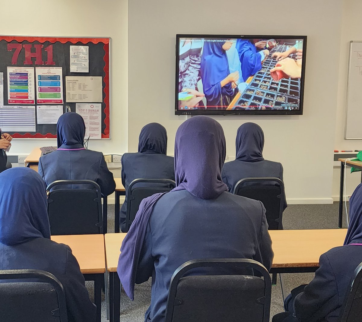 TauheedulGirls's tweet image. Our Eco Warriors are learning about seed germination through videos from our partner school in India! 🌱🤝 #EcoWarriors #SeedGermination #GlobalLearning #WeareStar