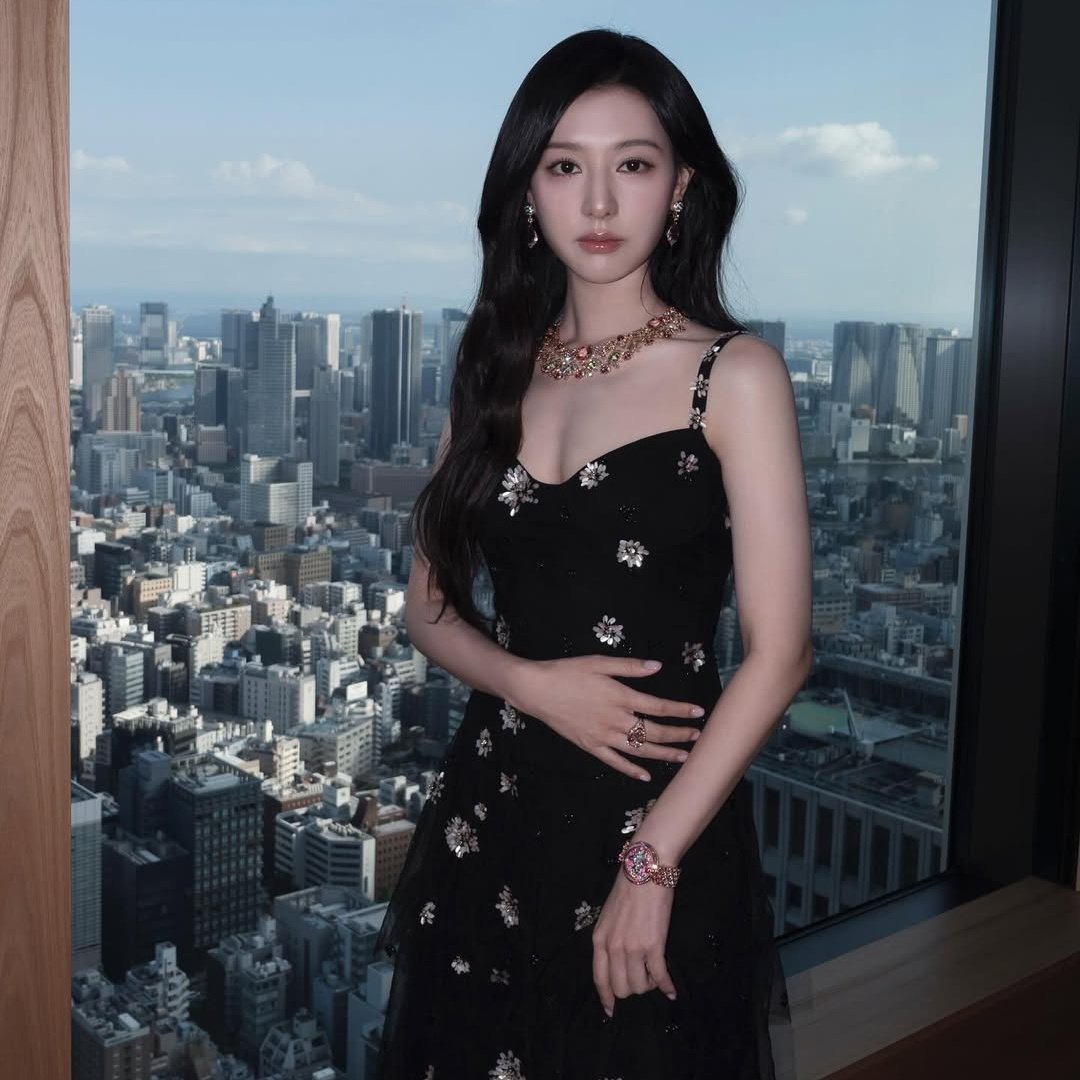 longlong_mu's tweet photo. 손목에 저렇게 크고 블링블링한 시계 있는거 이제 봄 https://t.co/FBxOvmoVg2