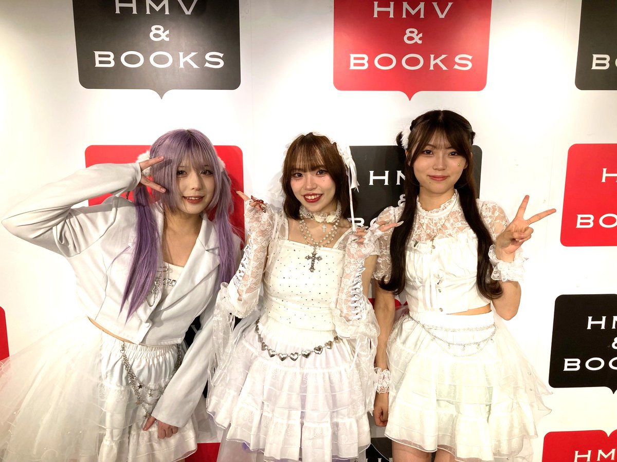 HmvBooksShibuya's tweet photo. 【#ELFy 】
本日は、ELFy フリーライブありがとうございました！
イベント終了後にお写真を頂きました。
 
次回は９月２６日（金）１９時～
当店６Fイベントスペースにて開催致します。
次回が３人体制ラストになるので、是非お越しください！
 
詳細はこちら⇒ https://t.co/nD3artKfgp https://t.co/Ep4v9Jti4u