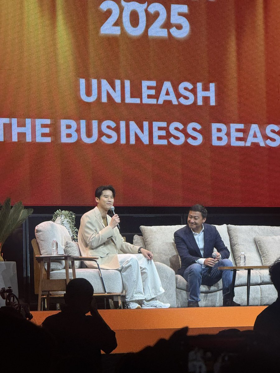 ไปงาน The Secret Sauce Summit 2025 มา 2 วัน นั่งฟัง วันละ 8ชม ในหลายเวที เจอผู้ประกอบการไทยสู้กันยิบตา case study ดีๆ ประสบการณ์ดีๆเยอะมาก จนมาจบคนสุดท้าย ceo ของ flash express เข้ามาพูดอวยจีนรัวๆ ละเตรียมเปิด บริษัทที่จะเป็นตัวเชื่อมทุนจีนทั้งหมด ให้มาเปิดใทยอีก หมดไฟเลย ☹️