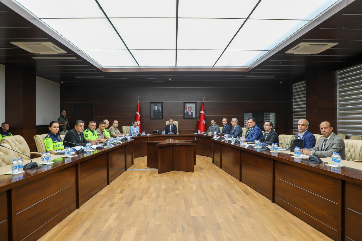 Valimiz Sayın Numan HATİPOĞLU başkanlığında, kurul üyelerinin katılımıyla Çocukların Eğitim Süreçlerine İlişkin İl Yürütme Kurulu Toplantısı gerçekleştirildi.

<a href="/numanhatipoglu/">Numan Hatipoğlu</a>