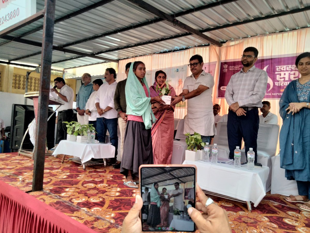 ddo_vadodara's tweet photo. આજરોજ  જિલ્લા ગ્રામ વિકાસ એજન્સી,વડોદરા દ્વારા વડોદરા તાલુકાના બાજવા ગામે સ્વચ્છતા કર્મીઓનું છોડ આપી સન્માન કરવામાં આવ્યું.

@CMOGuj 
@GujPRHDept 
@GujDCoffice 
@CollectorVad 
@Info_Vadodara 
@Info_Vadodara https://t.co/71hgwV9Kx0