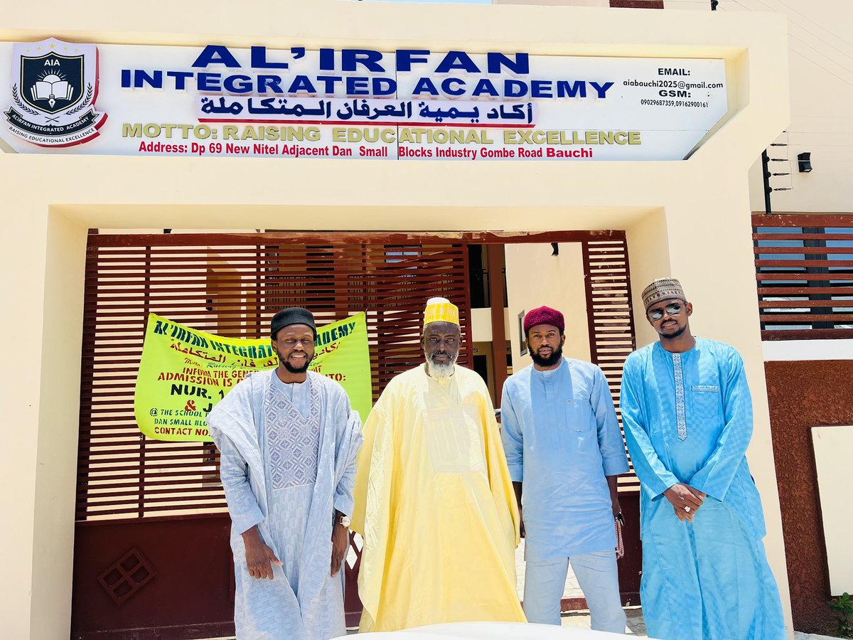 ImamJunaiduBAU's tweet photo. Ziyaran Shekh Ibrahim mali tare da rakiyar Shekh umar bin shekh da shekh hadi zuwa Al’irfan integrated academy Bauchi Wanda imam Junaidu Bauchi ya assasa. https://t.co/CMMWPpA1l8