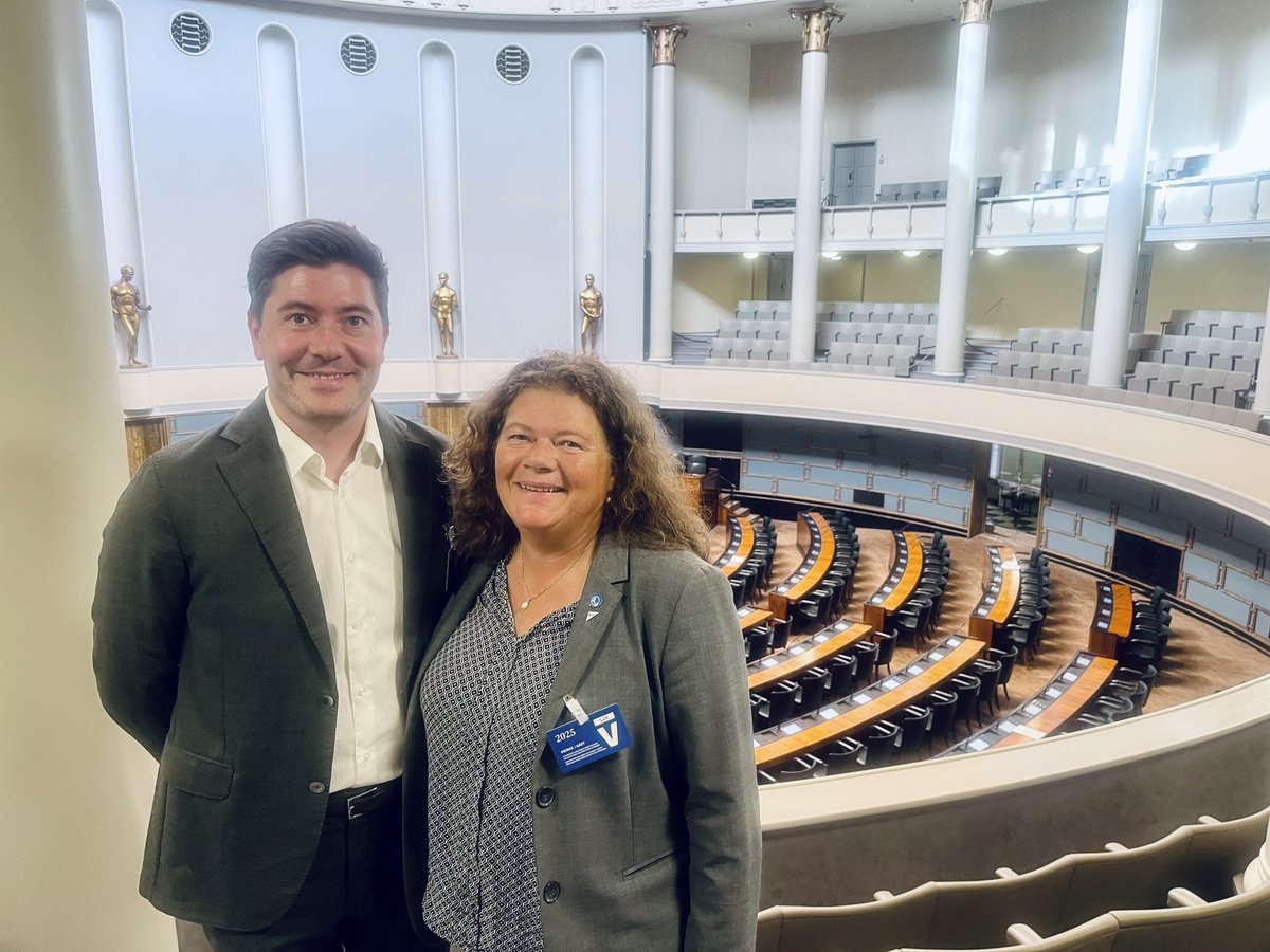 Stortinget's tweet image. Grunde Almeland (V) og Kathy Lie (SV) er på plass i Finland for å representere Stortinget under et nordisk seminar om likestilling. Under møtet ble hets og trakassering et særlig tema, og hvordan dette påvirker folkevalgtes hverdag og politikken i bredden.