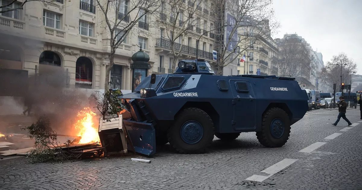 L_ThinkTank's tweet photo. ❗️ [ 🇫🇷 FRANCE ]

🔸️ Un dispositif jamais-vu depuis les manifestations des Gilets jaunes de 2019 ! 24 Centaures, des VBRG, et 10 engins lanceurs d'eau seront déployés le 18 septembre, dans le cadre des manifestations prévues. Près de 80 000 hommes seront également mobilisés. https://t.co/6gtbZWQhup
