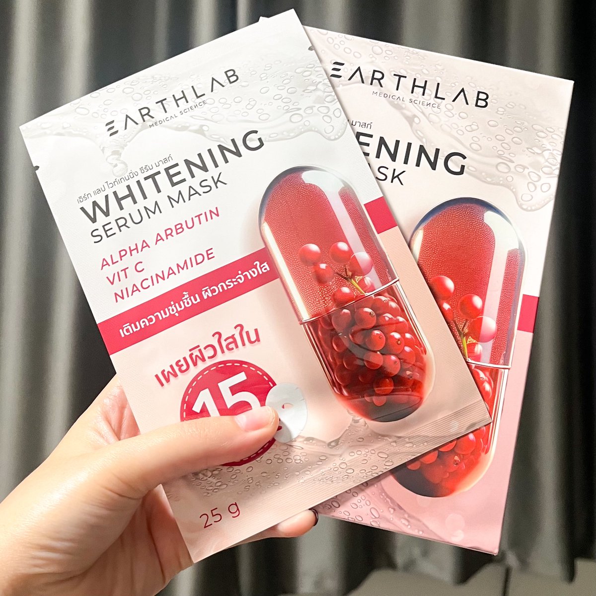 imwntn_'s tweet image. แกรรร ฟังนะ มากส์อันนี้ดีมากกก #Earthlab ไวท์เทนนิ่ง ซีรั่ม มากส์ ซองแดง ที่ให้ทั้งความชุ่มชื้นและความกระจ่างใส เนื้อเซรั่มฉ่ำมาก หลังมาส์กรู้สึกเลยว่าผิวอิ่มน้ำสุดๆ มาส์กก่อนนอน เช้าแต่งหน้าง่ายขึ้นเยอะ ไม่เป็นคราบเลย ใครที่แต่งหน้าแล้วหยือ ลองเอาไปมาส์กก่อนแต่งหน้าดูนะ…