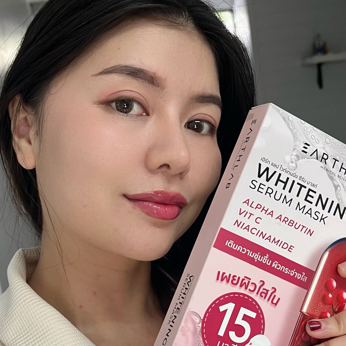 imwntn_'s tweet image. แกรรร ฟังนะ มากส์อันนี้ดีมากกก #Earthlab ไวท์เทนนิ่ง ซีรั่ม มากส์ ซองแดง ที่ให้ทั้งความชุ่มชื้นและความกระจ่างใส เนื้อเซรั่มฉ่ำมาก หลังมาส์กรู้สึกเลยว่าผิวอิ่มน้ำสุดๆ มาส์กก่อนนอน เช้าแต่งหน้าง่ายขึ้นเยอะ ไม่เป็นคราบเลย ใครที่แต่งหน้าแล้วหยือ ลองเอาไปมาส์กก่อนแต่งหน้าดูนะ…