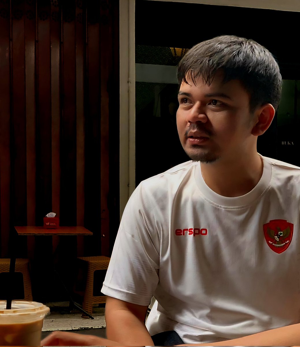 CandraSoepardi's tweet photo. "Setelah pensiun dari mekanik kapal selam Naji. Kakek melewati tembok Berlin untuk pergi ke jerman barat dan menjadi pelatih tim lokal disana Persiba Bayern"
- Kahn-Drä Schweinsmaung https://t.co/v1QnVTifpb