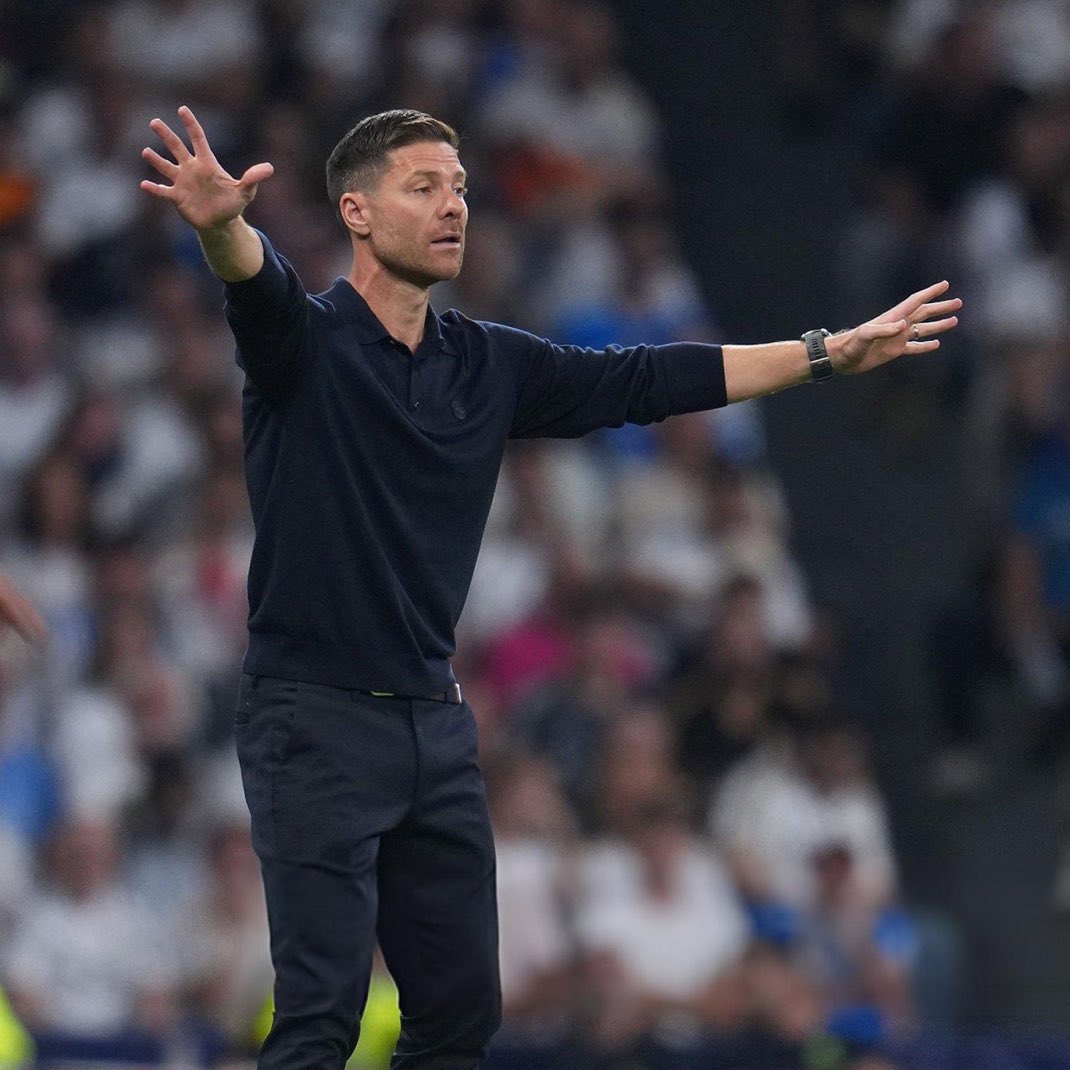 1 solo partido ha perdido desde que llego.. UNO. Y contra el campeón de Europa, le dejan injustamente con 10 dos partidos seguidos y aún así los saca adelante. El equipo presiona y se le ven muchas cosas..

Pero aquí hay gente que prefiere ser de jugadores antes que del Madrid.