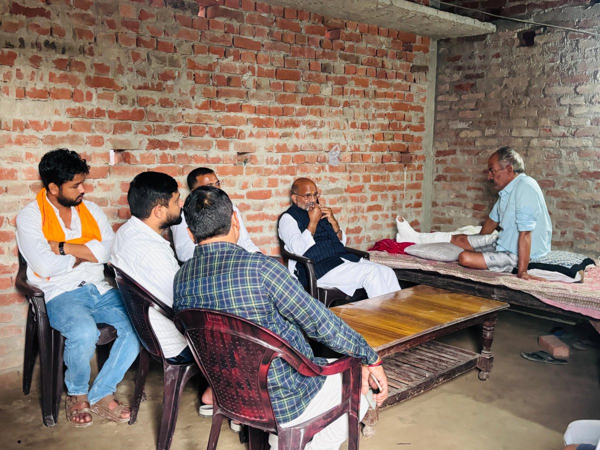 मण्डल उपाध्यक्ष तेजवापुर श्री तेजनारायण सिंह जी की विगत दिवस सड़क दुर्घटना में चोटिल हो जाने की सूचना पाकर उनके आवास पहुँच कर कुशल क्षेम जाना ।