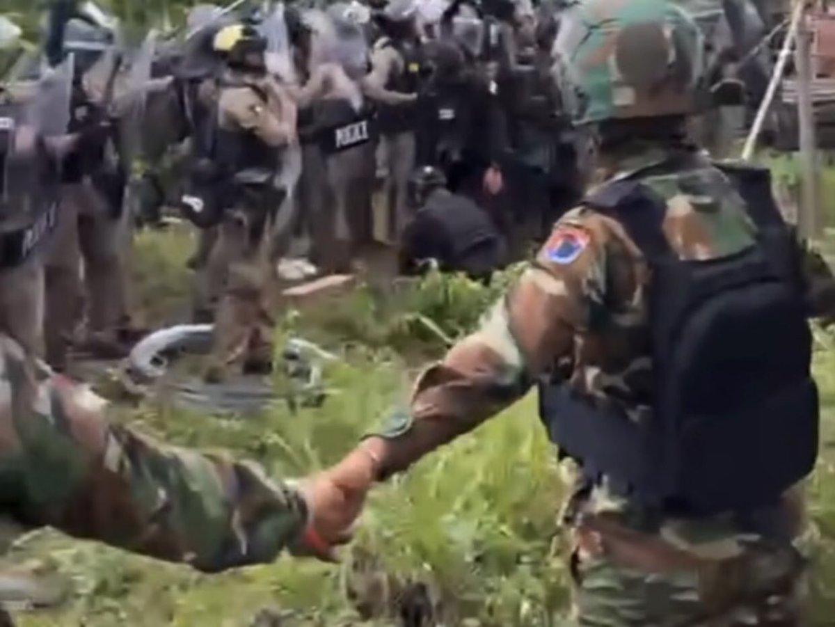 FairyCuddle's tweet photo. 17/9/2025 Thai soldiers use all kinds of weapons like gun, bomb, poison gas wires to invaded Cambodian territory in order to take over Cambodia land while Cambodian soldiers and civilians didn’t have any weapons just use their hands to defend.

#ThailandViolatestheceasefire https://t.co/AK6VRa6cqx