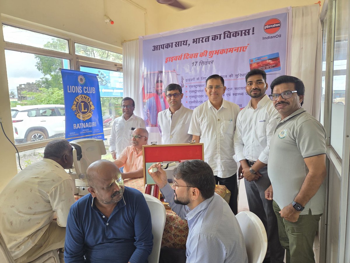 IOC_Maharashtra's tweet photo. Team Goa felicitated drivers at Ratnagiri on Driver's Day for their relentless services.DRSH Goa, President, Ratnagiri Auto Association, and the President &amp; Secretary, Lions Club joined in distribution of glasses, health check-up, cake cutting, and driver kit distribution. https://t.co/mp2271zidl