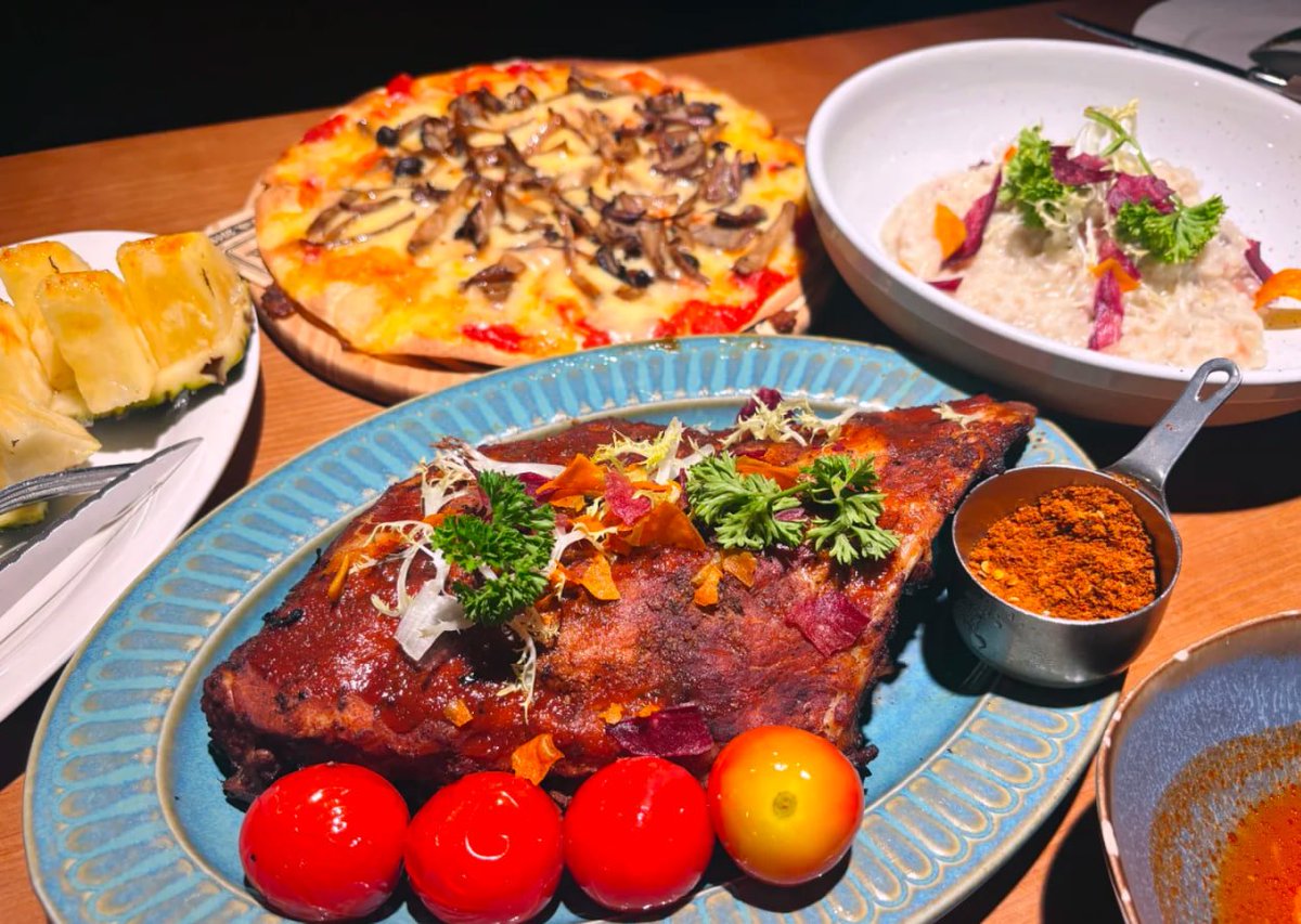 Seraphine89R's tweet image. A mouthwatering spread! 🍕🍚🍖 From a sizzling steak with a side of tomatoes 🍅  #FoodGoals #DeliciousFeast
