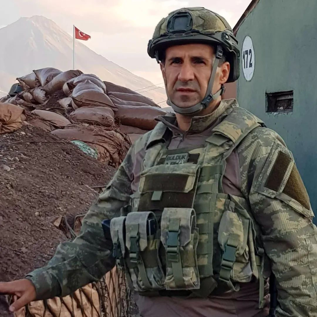 Apoculardan, apo sevenlerden yana değil, 
Bir Türk vatandaşı ve vatansever olarak ŞEREFLİ TÜRK SUBAYININ Yanındayım!
#OrkunÖzellerYalnızDeğildir